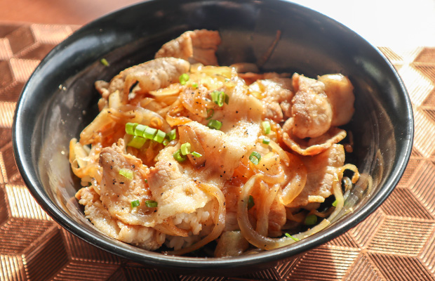 塩豚カルビ丼